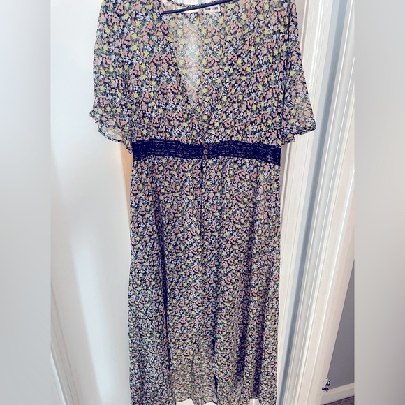 Womans sheer floral kimono style dress, open in front with 3 buttons. Size 1x - Picture 4 of 5